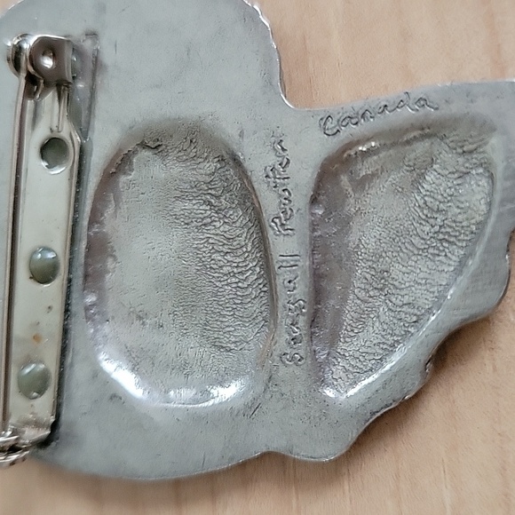 Seagull Pewter Canada Lady Wearing Sunflower Hat Brooch - Picture 3 of 3